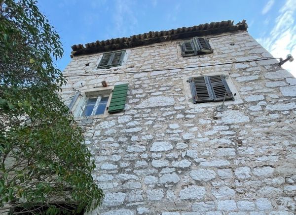 Traditional Dalmatian stone house in Sibenik for renovation - for sale with real estate agent for Croatia: Panorama Scouting.