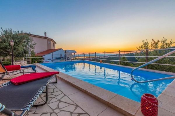 Swimming pool with sea views at sunset in a property in Croatia - H2870 Panorama Scouting