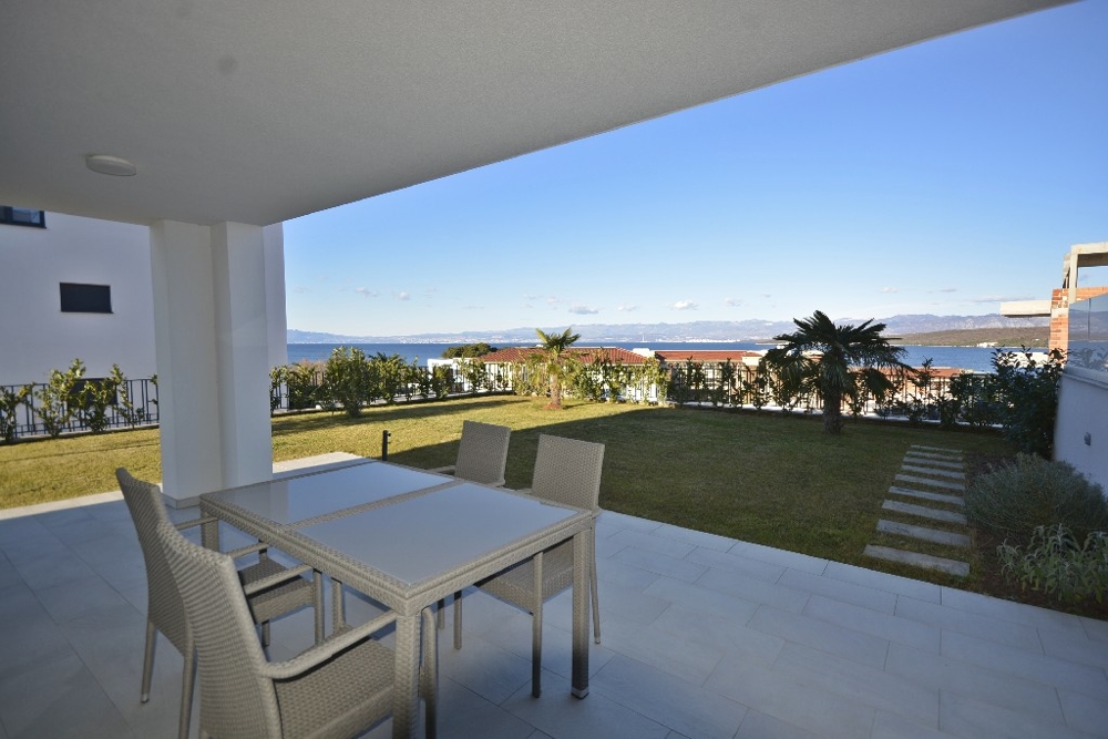 Malinska, Island of Krk New Apartment with Garden and Pool