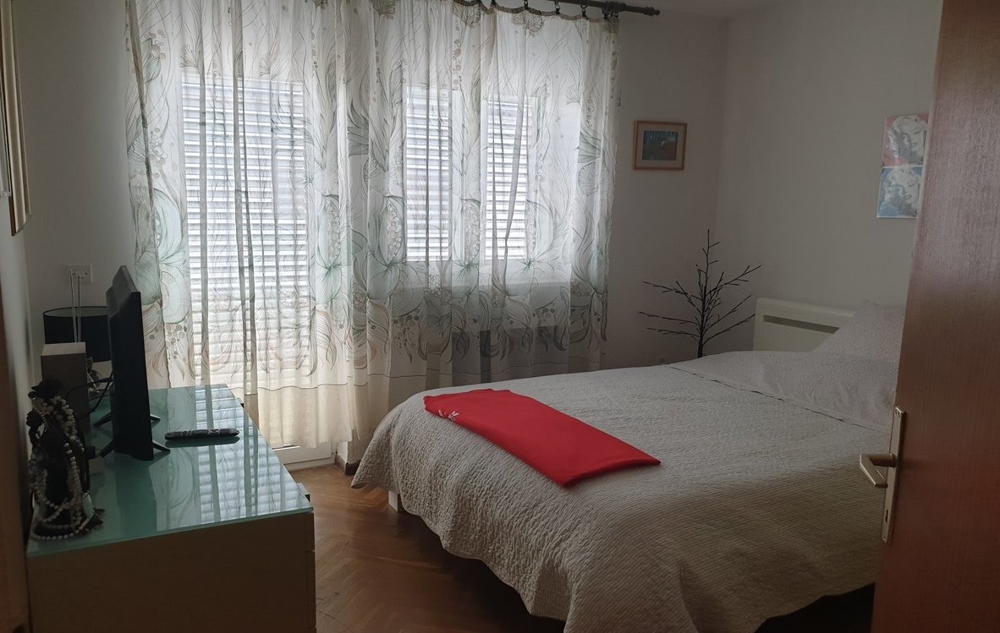 Bedroom with access to the spacious terrace of the apartment A1301 in Split.