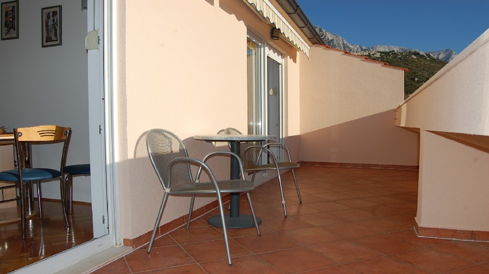 Apartment with large terrace in Dalmatia for sale.