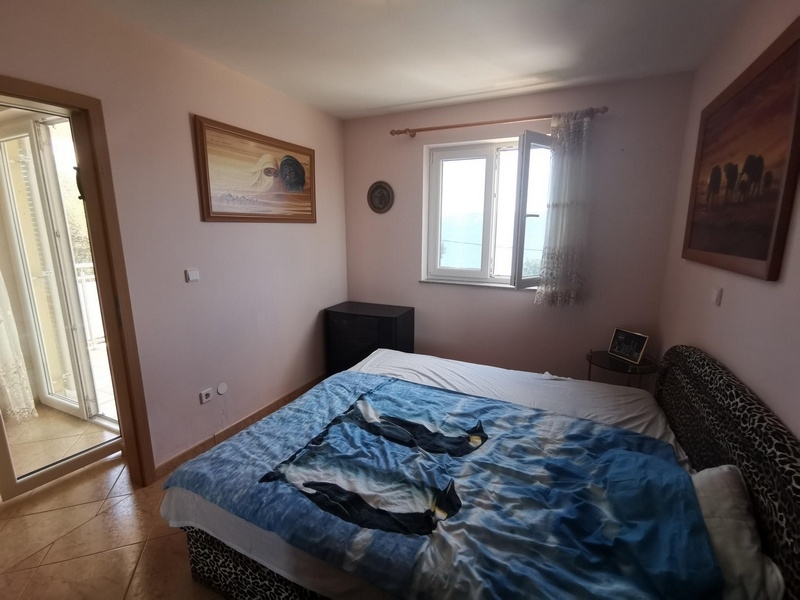 Glance into the second, slightly larger bedroom of apartment A1642 in Croatia, Novi Vinodolski.
