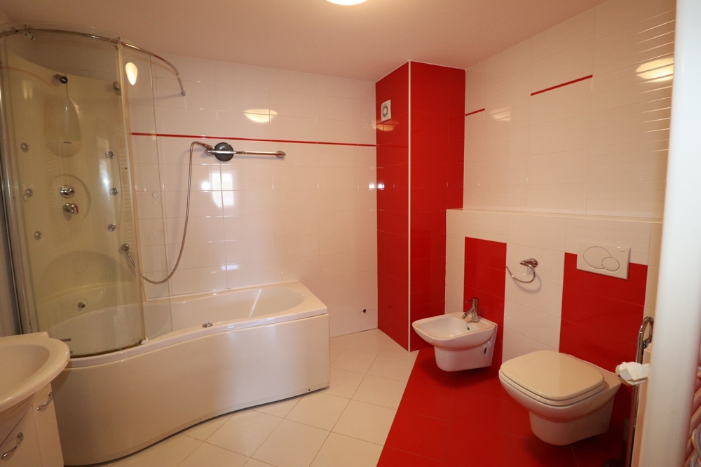 The bathroom of the property with bathtub, bidget and toilet in Novigrad.