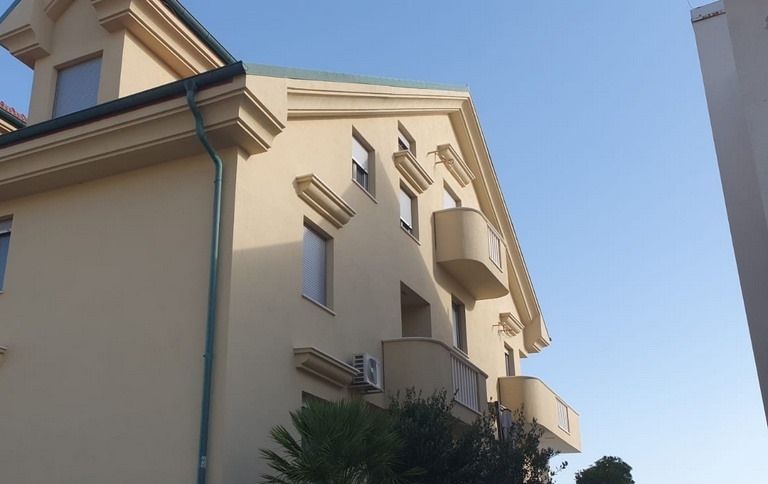 View from the street to the building with the apartment A1661 on the island of Pag.