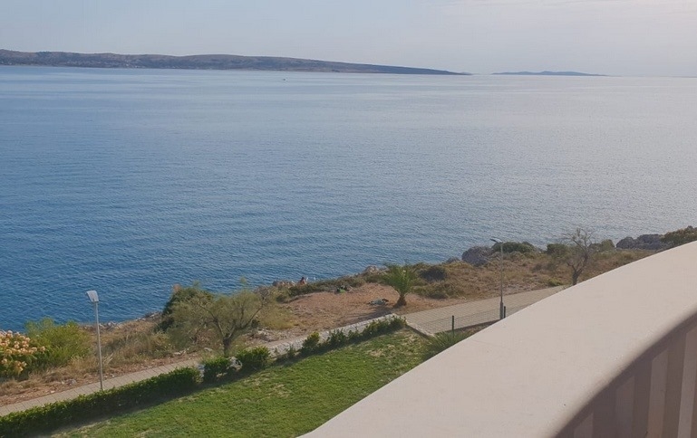 View from the roof terrace of the garden and pedestrian path directly on the sea.