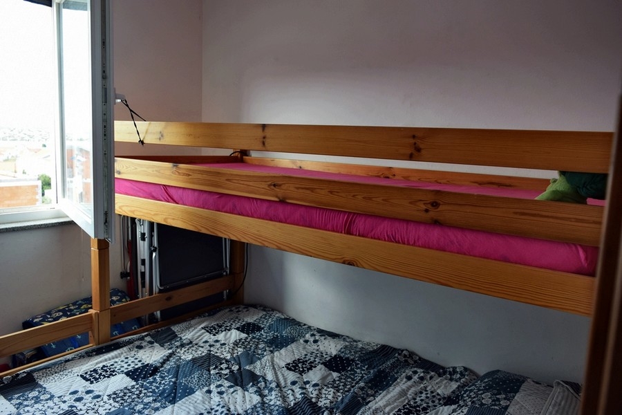 Bedroom with bunk bed with window of property A1684 in North Dalmatia.
