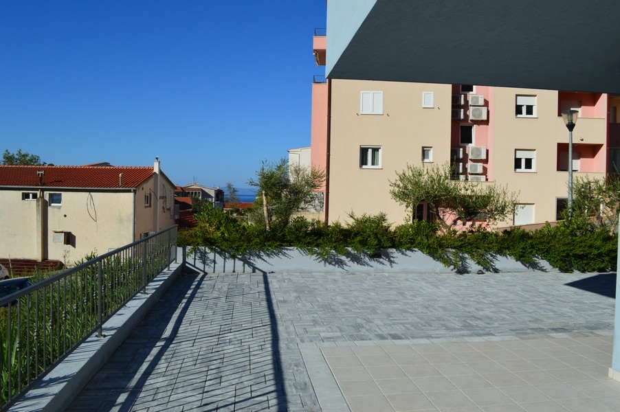 Apartment with large terrace and some sea view in Croatia in Makarska for sale - Panorama Scouting.