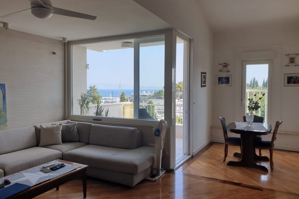 Living and dining area with sea views and a view of the large terrace of apartment A1711 in Split, Croatia.