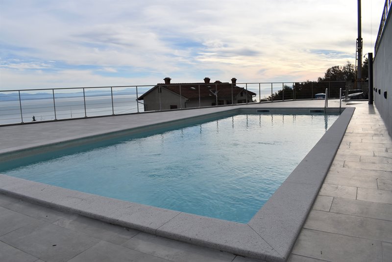 View of the communal swimming pool with a view of the sea.