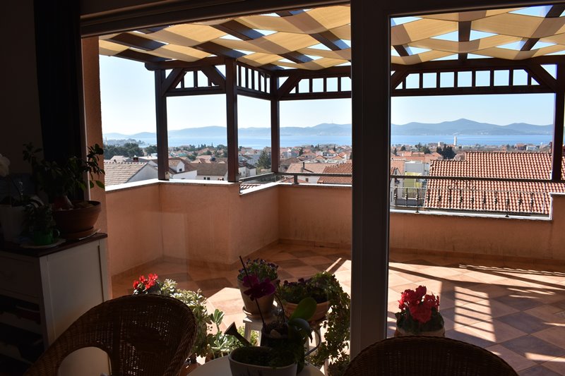 City and sea views from the spacious terrace of the apartment A1879 in Croatia - Panorama Scouting Immobilien.