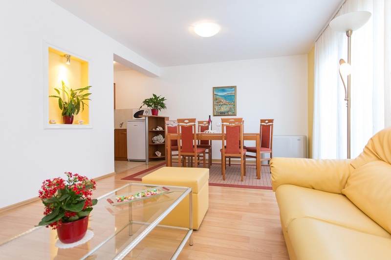 Living area with functional and well-kept furnishings - apartment A2029, Senj. – Image 4