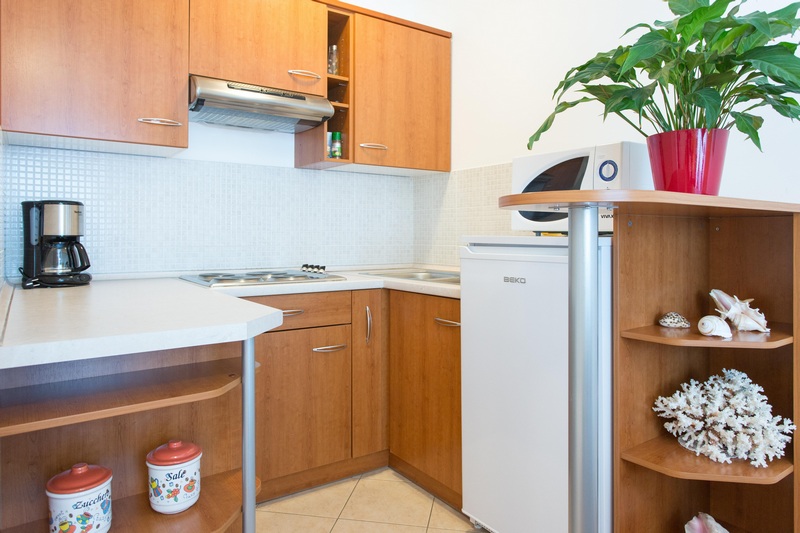 Kitchenette with functional equipment. – Image 6
