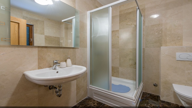 Bathroom with shower in apartment A2037, Ciovo island.