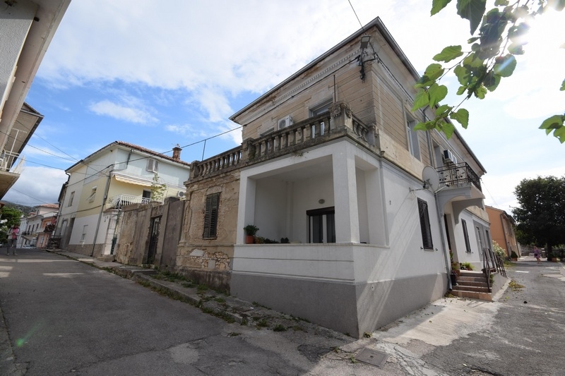 Old villa - here the apartment A2149 is for renovation for sale - Panorama Scouting.