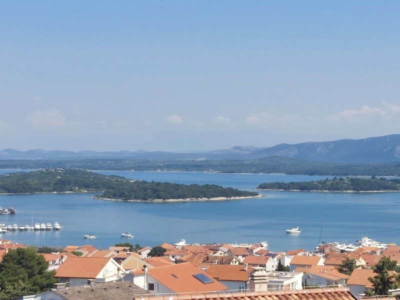 View of the quiet bay and town of Murter, ideal for apartment hunting in Croatia