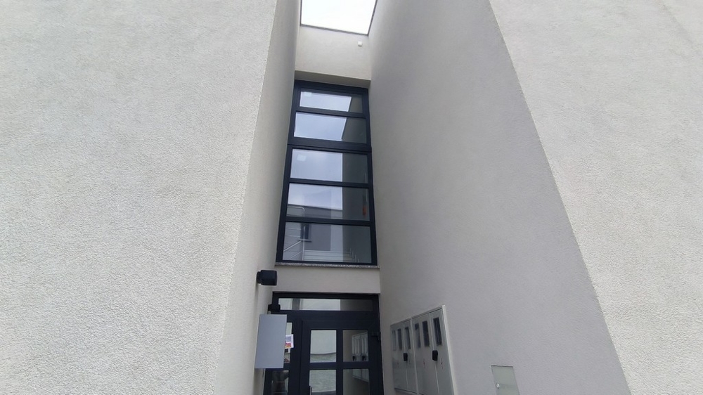 Entrance area with window fronts.