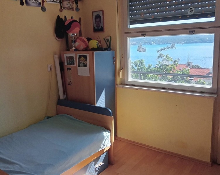 The second room with a smaller bed and a beautiful sea view.
