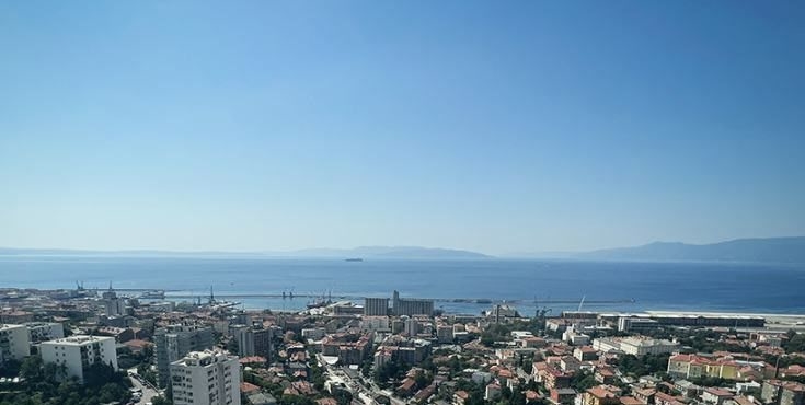 Apartment with panoramic sea views in a high-rise building in Rijeka for sale.