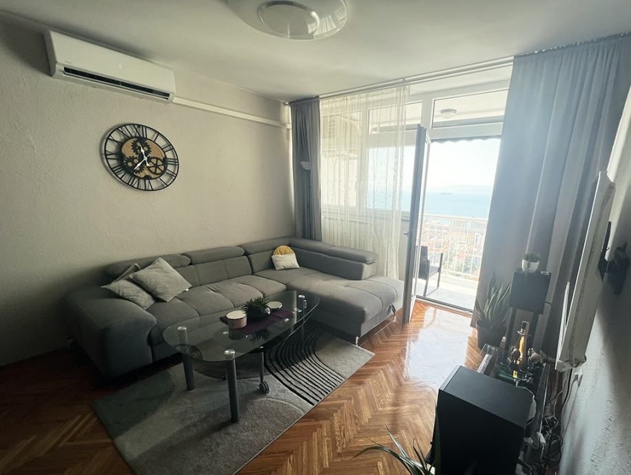 Air-conditioned living room with a view of the terrace and the sea and the city of Rijeka.