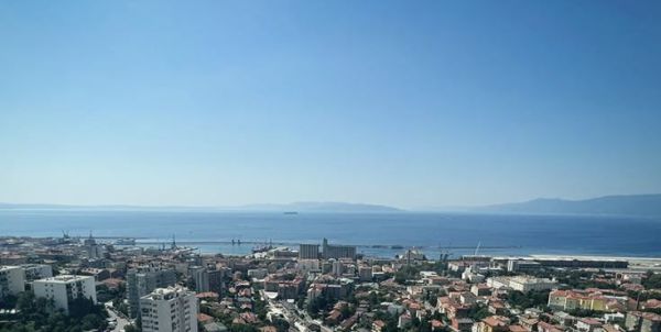 Apartment with panoramic sea views in a high-rise building in Rijeka for sale.