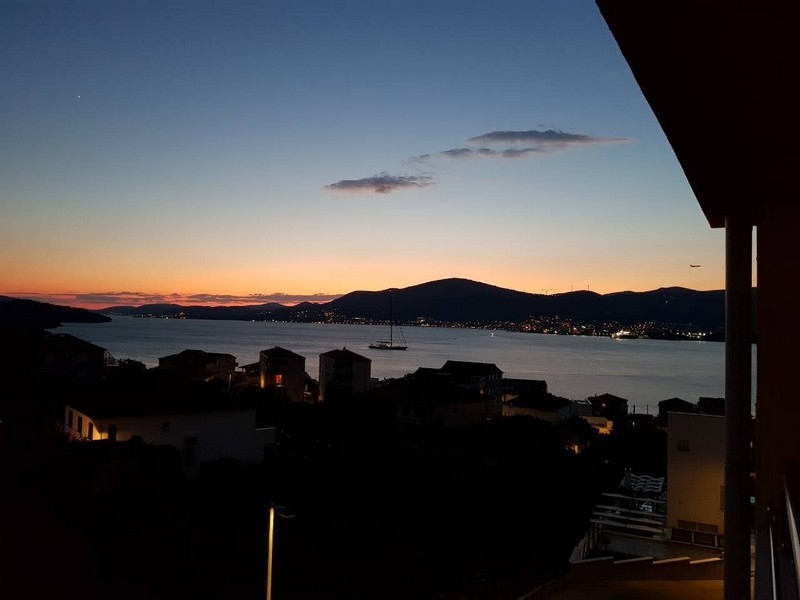Real estate A3665 - Sea view at night on Ciovo.
