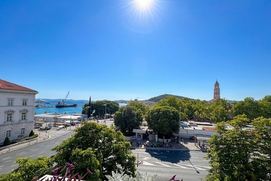 Sea view apartment in Split with views of the harbor and old town