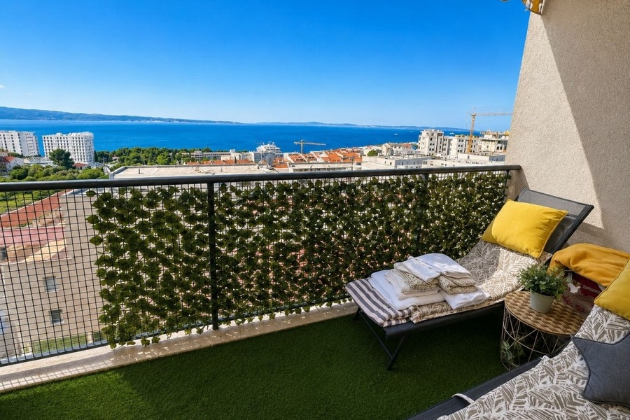 Loggia with sun lounger and sea views over the Adriatic