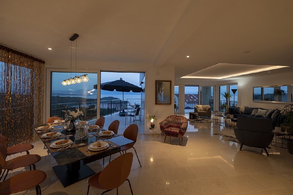 Living area and terrace with beautiful sea views.
