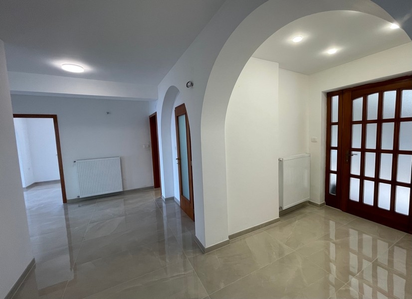 Bright entrance area with high-quality stone floor.