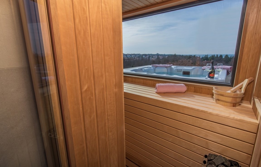 Sauna and Jacuzzi with sea view.