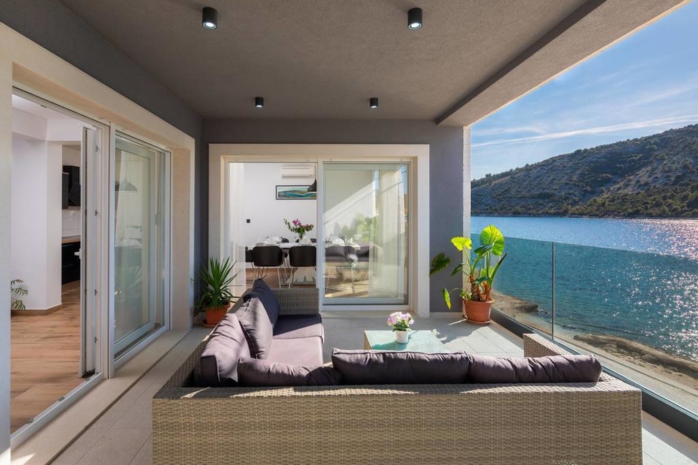 Balcony with sea view - oceanfront property - panoramic scouting.