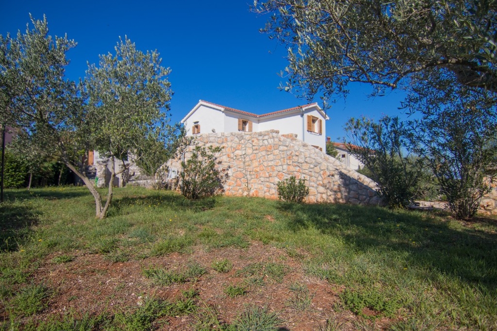 Stone houses on a large estate on the island of Krk in the Kvarner bay for sale - Panorama Scouting.