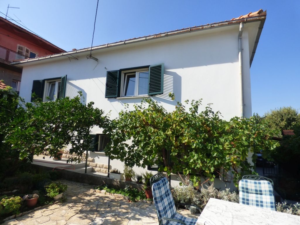 Mediterranean house near the city center in Trogir for sale - Panorama Scouting.