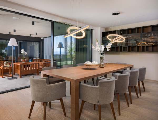 Dining area of ​​the property with seating area in the background