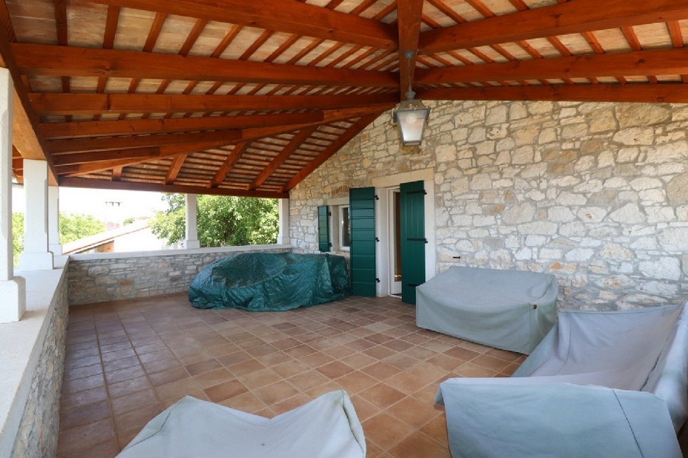 Large, covered terrace of the stone house H1508 near Porec in Istria.