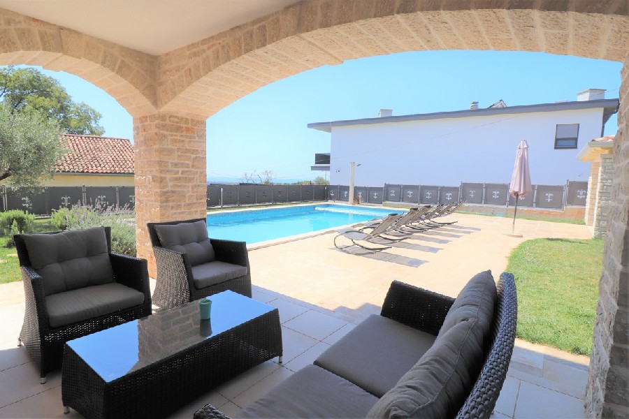 Terrace with a view of the swimming pool and the sunbathing area.