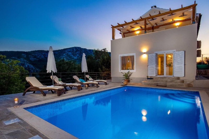 Buy real estate with swimming pool in Croatia - Panorama Scouting GmbH.