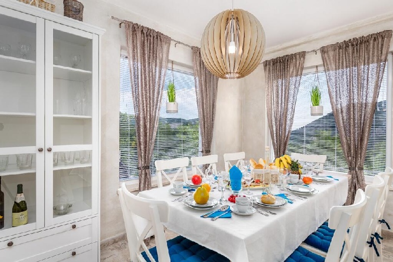Dining area with a view of the green; Property H1531, Crikvenica Region.