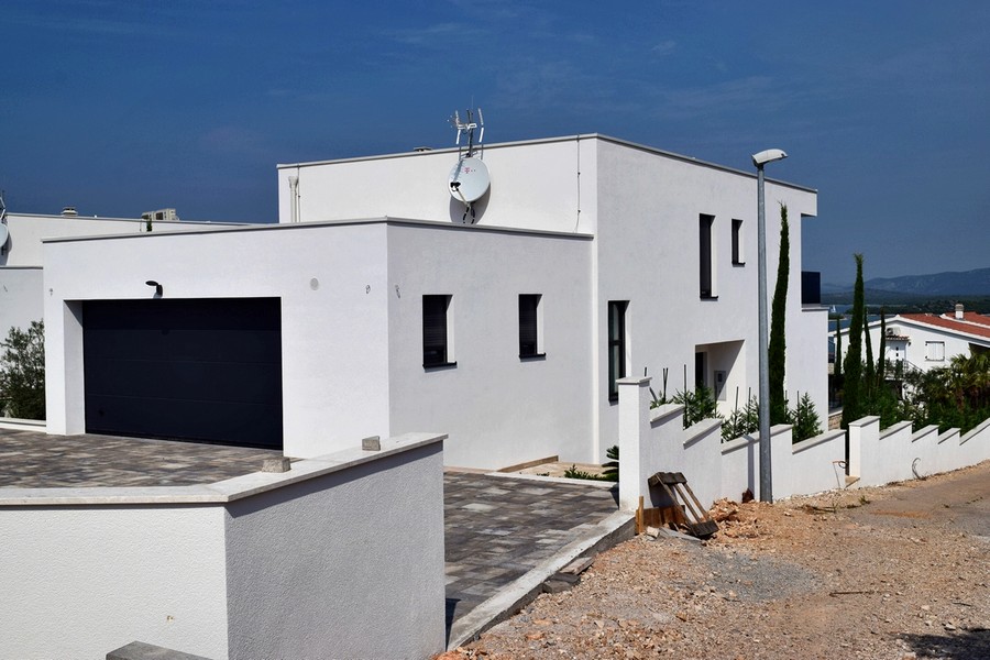 Buy high quality villa with garage in Croatia - Panorama Scouting Immobilien.