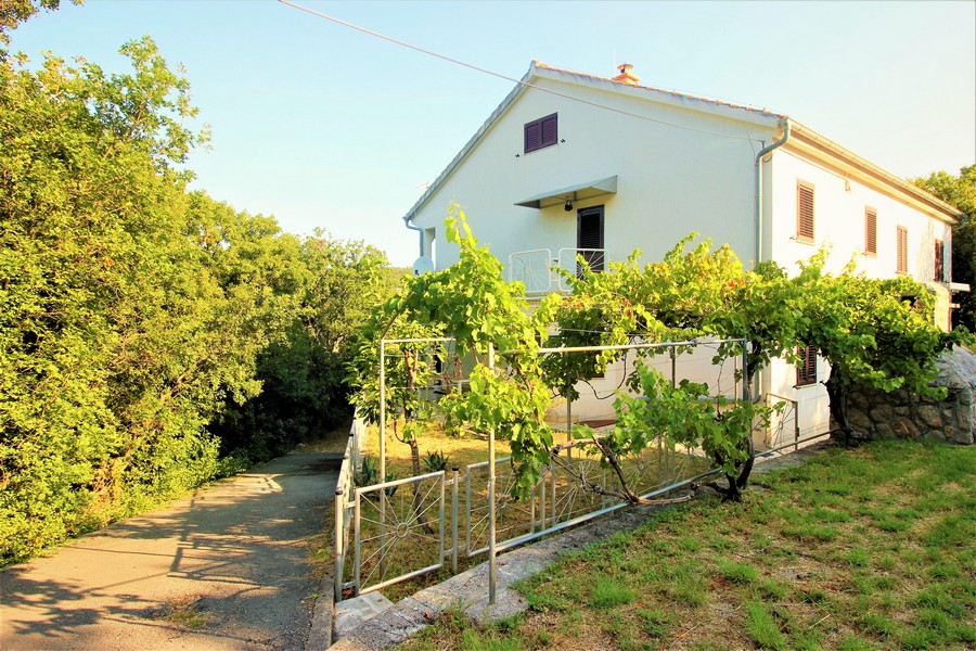 View of the entrance to the property with the house in the background - Buy a single family house in Croatia.