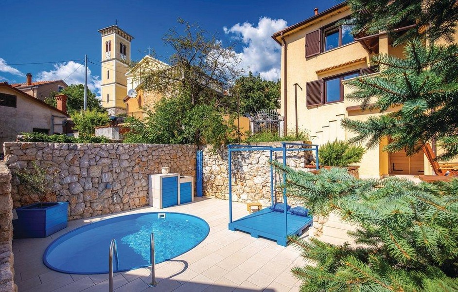 View of the interior of the courtyard with swimming pool and sunbathing area - buy stone house Croatia