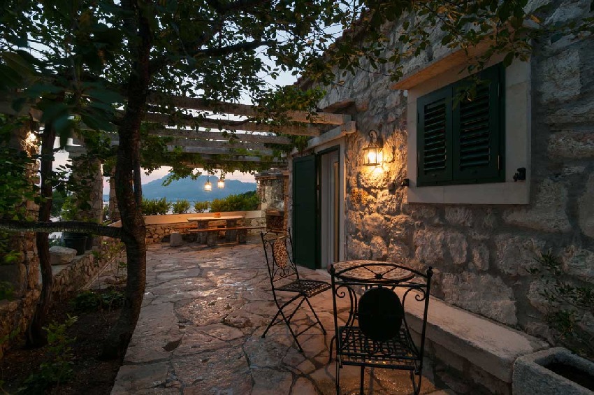 Authentic stone house in attractive surroundings for sale near Omis, Croatia.