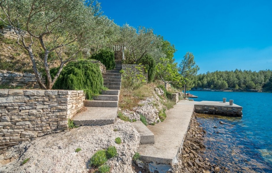 Entrance area of ​​villa H1755 in the Zadar region in Croatia - Panorama Scouting.