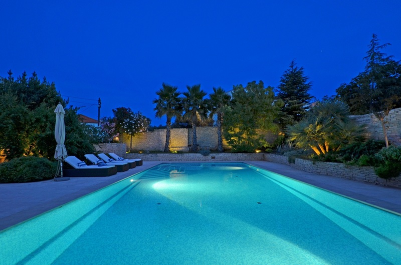 Swimming pool at night - Villa H1757 on Murter in Croatia - Panorama Scouting.