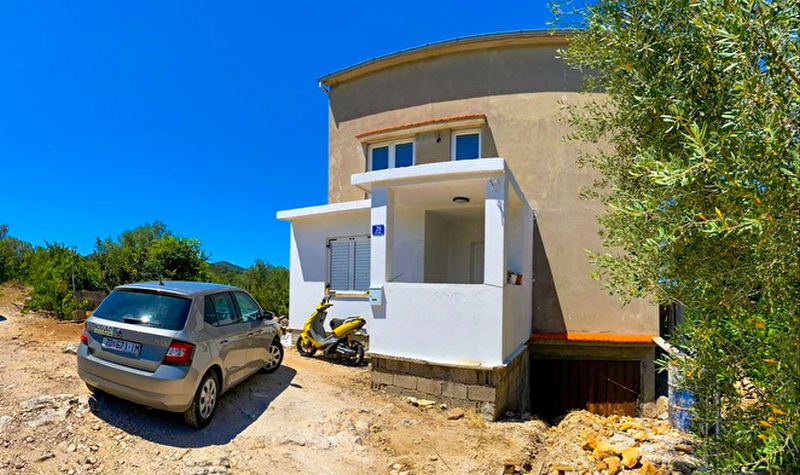 Entrance area of ​​house H1862, Ugljan island.