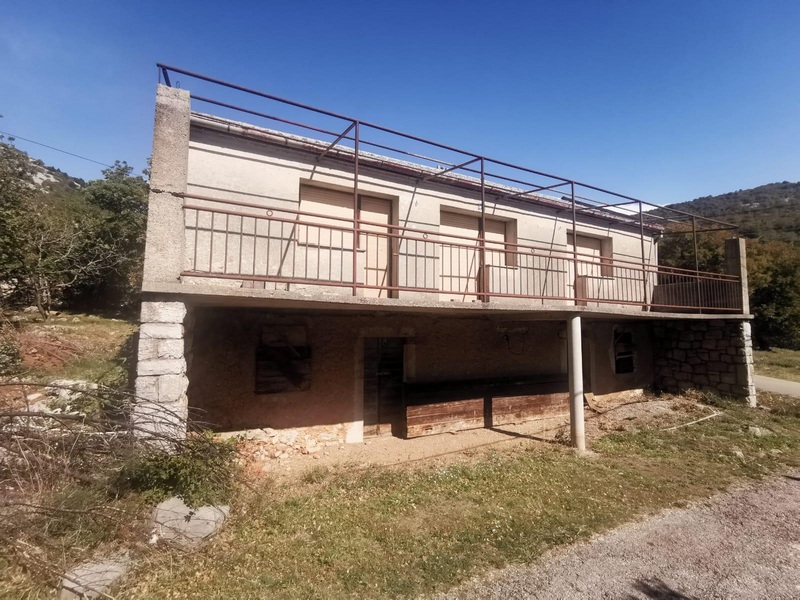 Buy a house in need of renovation near Novi Vinodolski in Croatia - Panorama Scouting Properties.
