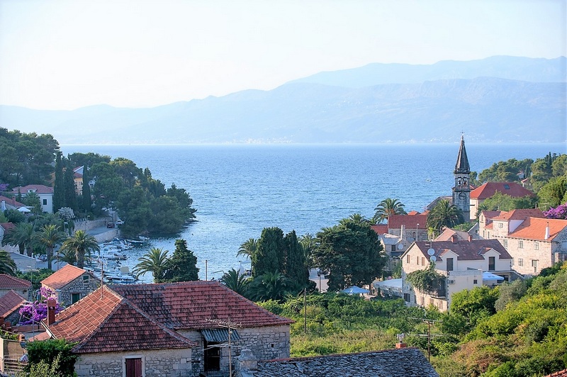 Buy a Mediterranean house with sea view on the island of Brac in Croatia - Panorama Scouting.