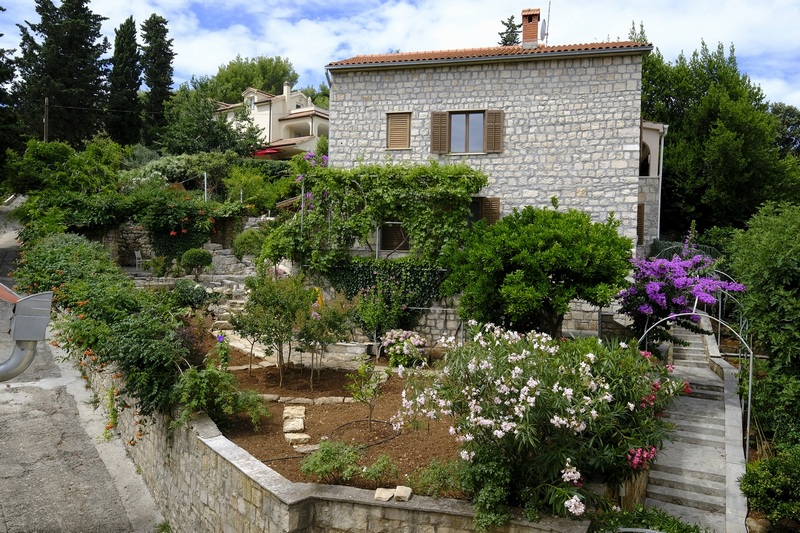 Stone house for sale in an excellent location on the island of Brac.