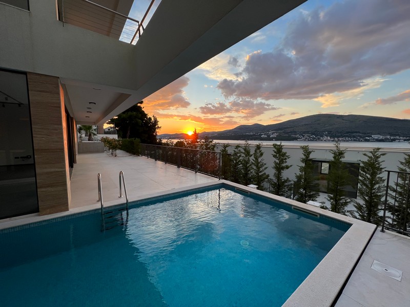 New villa with pool and panoramic sea view in Croatia on Ciovo for sale. Real estate agent: Panorama Scouting.