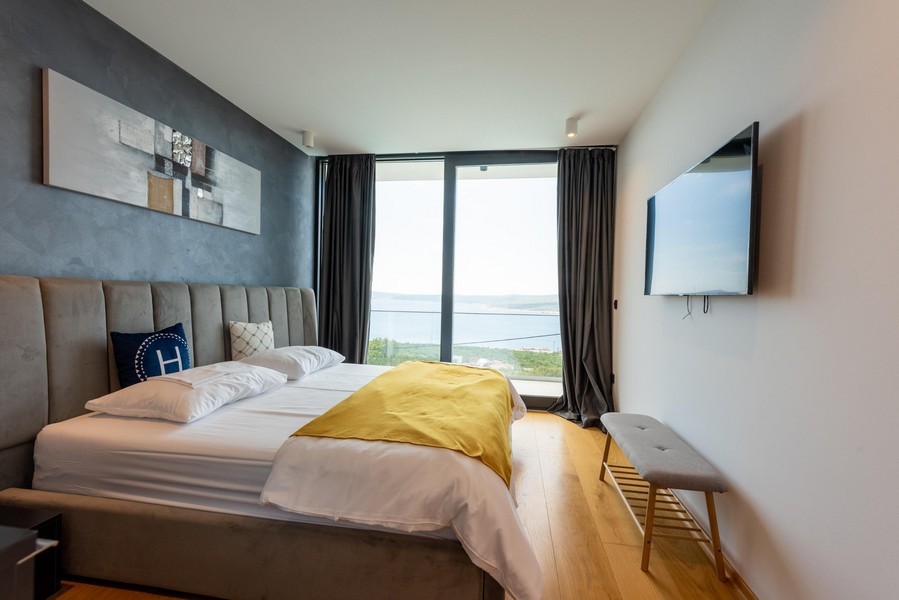 Bedroom with panoramic sea views of the property H1932.
